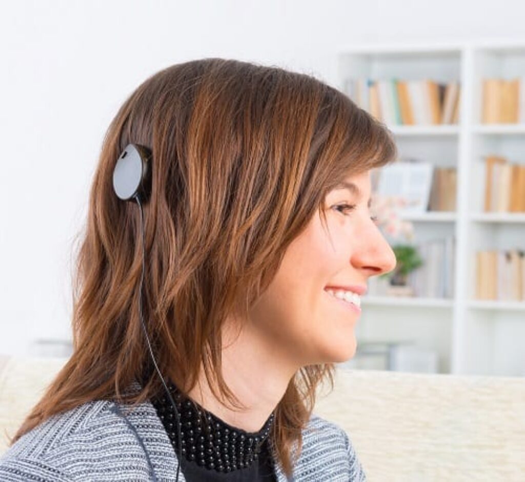 Cochlear-Implant-wearer