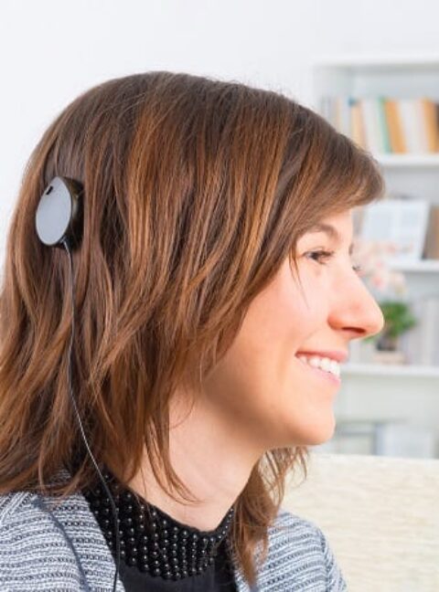 Cochlear-Implant-wearer