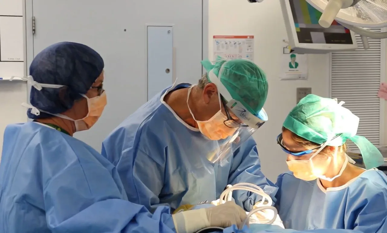 Prof Atlas in surgery_2